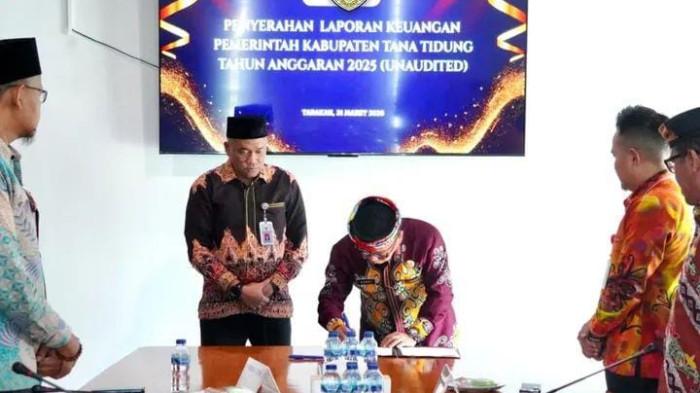 Penyerahan LKPD Pemkab KTT 02 01042026.jpg