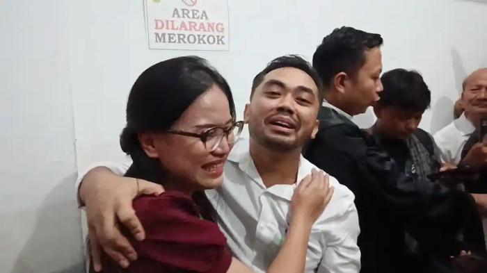 SENYUM BAHAGIA - Momen videografer Amsal Sitepu tampak begitu terharu berpelukan dengan istrinya, Lovia Sianipar, usai divonis bebas di Pegadilan Negeri Medan, Rabu (1/4/2026). Usai bebas, ia akan pulang ke Tanah Karo, karena rindu berkumpul keluarga, dan masakan istrinya.