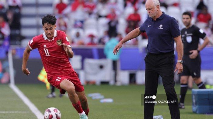 Pemain depan Indonesia #11 Rafael Struick berlari dengan bola saat pelatih Australia Graham Arnold menonton pertandingan sepak bola Piala Asia AFC Qatar 2023 antara Australia dan Indonesia di Stadion Jassim bin Hamad di Doha pada 28 Januari 2024.