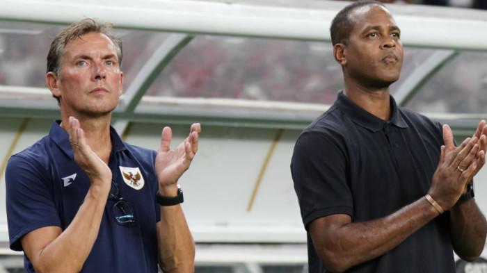 PELATIH TIMNAS INDONESIA - Momen Alex Pastoor (kiri) dan Patrick Kluivert (kanan) bertepuk tangan saat Timnas Indonesia berhadapan dengan China Taipei di Stadion Utama Gelora Bung Tomo, Surabaya, Jawa Timur, Jumat (5/9/2025). TRIBUN SOLO/MUHAMMAD NURSINA