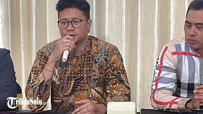 Panji Sukma (kiri) bersama kuasa hukum Nanang Hartanto