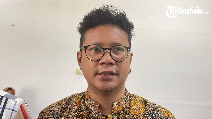 UNGKAP KRONOLOGI - Panji Sukma mengungkapkan kronologi awal perkenalan dengan perempuan berinisial SS yang melaporkan dugaan kekerasan seksual ke Polres Sukoharjo, Rabu (1/4/2026). Ia mengaku terkejut dengan narasi yang menyebut dirinya sebagai sosok guru bagi pelapor.