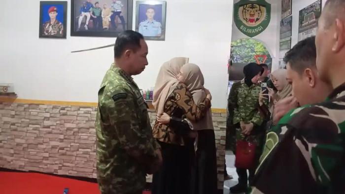 MELAYAT - Panglima TNI Jenderal Agus Subiyanto melayat ke rumah duka almarhum Kapten Inf Zulmi Aditya Iskandar di Kota Cimahi pada Rabu (1/4/2026). Zulmi merupakan satu dari tiga prajurit TNI yang gugur di Lebanon.