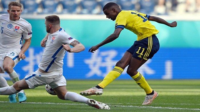 Pemain depan Swedia Alexander Isak (kanan) menendang bola melewati bek Slovakia Tomas Hubocan selama pertandingan sepak bola Grup E UEFA EURO 2020 antara Swedia dan Slovakia di Stadion Saint Petersburg di Saint Petersburg pada 18 Juni 2021.