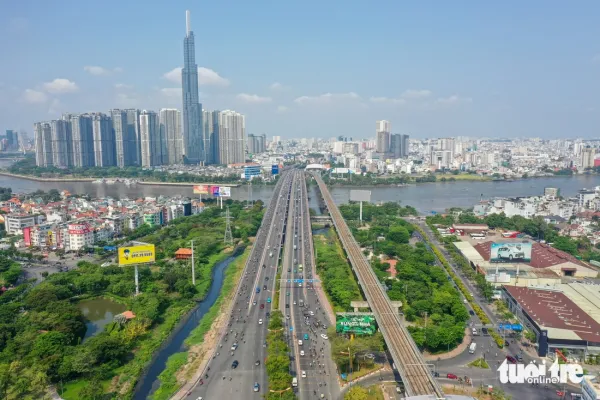 Hiện trạng 5 nút giao cửa ngõ phía Đông dự kiến làm 'luồng xanh', xe không phải dừng đèn đỏ - Ảnh 2.