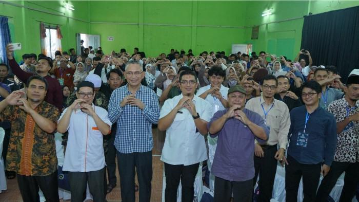 2- Anggota Komisi IX DPR RI, Achmad Ru’yat, sosialisasi Program Makan Bergizi Gratis di GOR