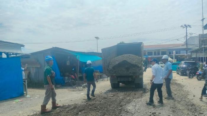 astra perbaiki jalan rusak di kota topoyo