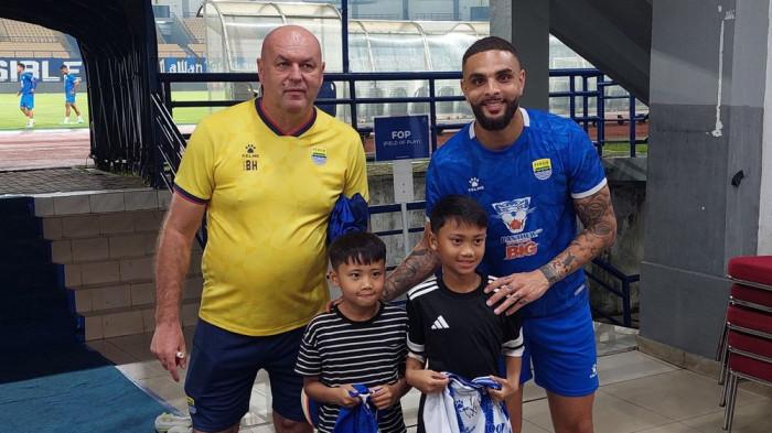 Fabio dan Gianluca berfoto bersama Bojan Hodak dan Layvin Kurzawa di sela menyaksikan langsung sesi latihan Persib di GBLA, Senin (23/2/2026).