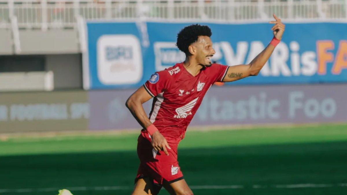 Aksi selebrasi pencetak gol PSM Makassar ke gawang Semen Padang, yakni Aloisio Neto di pekan ke-28 Liga 1 2024, Kamis (10/4).