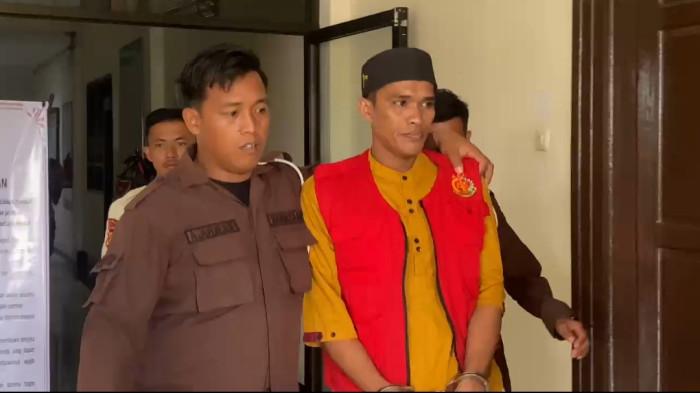 SIDANG-Terdakwa kasus pembunuhan karyawati koperasi, Risman (tengah), dikawal aparat kepolisian saat tiba untuk menjalani sidang kedua di Pengadilan Negeri Pasangkayu, Rabu (11/3/2026). Dalam persidangan tersebut, dua saksi dari pihak keluarga korban dihadirkan untuk memberikan keterangan.