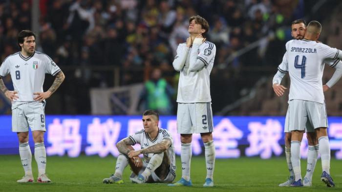 GAGAL LOLOS - Para pemain Italia menunjukkan wajah lesu setelah gagal ke Piala Dunia 2026. Italia kalah dalam drama adu penalti dari Bosnia & Herzegovina, Rabu (1/4/2026).
