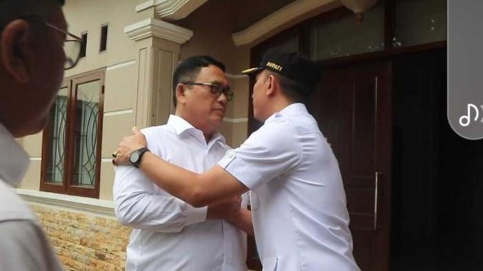 Bupati Lebak Hasbi Jayabaya saat mendatangi langsung kediaman Amir Hamzah di Kampung Kapugeran, Kelurahan Rangkasbitung Barat, Kecamatan Rangkasbitung, Rabu (1/4/2026).