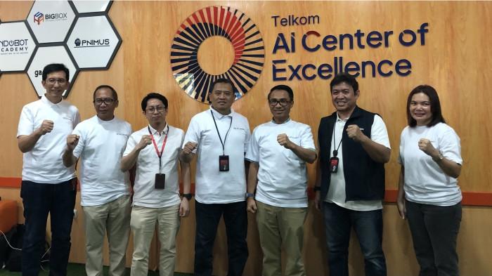 Foto 2: Direktur IT Digital Telkom Faizal Rochmad Djoemadi (ketiga dari kanan) meninjau langsung