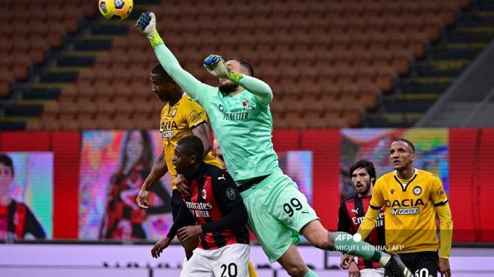 Kiper AC Milan Italia Gianluigi Donnarumma menangkis tembakan saat pertandingan sepak bola Serie A Italia AC Milan vs Udinese pada 3 Maret 2021 di stadion San Siro di Milan.MIGUEL MEDINA / AFPMIGUEL MEDINA / AFP