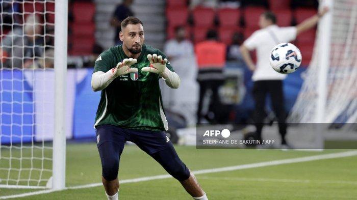Kiper Italia #01 Gianluigi Donnarumma melakukan pemanasan sebelum pertandingan sepak bola Grup A2 Liga Bangsa-Bangsa UEFA antara Prancis dan Italia di Parc des Princes di Paris pada 6 September 2024. (Foto oleh STEPHANE DE SAKUTIN / AFP)