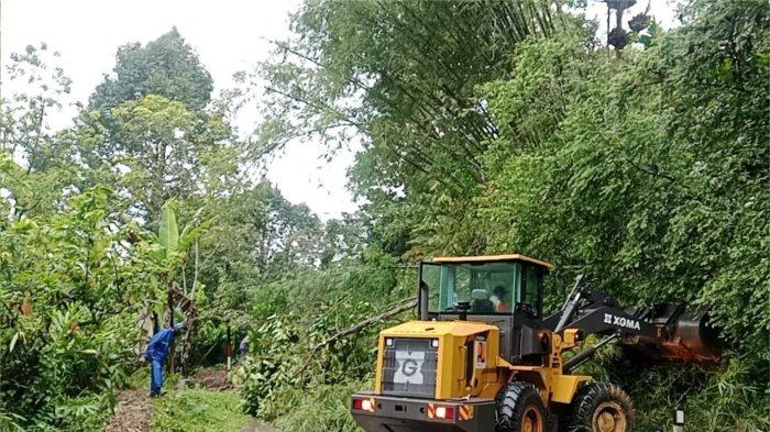 BENCANA TANAH LONGSOR- Sebuah alat berat dikerahkan ke lokasi bencana tanah longsor di KM 32 Jorong Sariak Laweh, Nagari Nan Limo, Kecamatan Palupuh, Agam, Rabu (1/4/2026), untuk mengevakuasi material longsor.