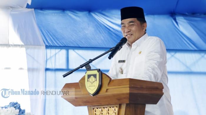 INSTRUKSI - Yulius Selvanus Komaling menerbitkan Instruksi Gubernur Sulawesi Utara Nomor 100.3.4/26.562/SEKR-DPPPAD tentang pembatasan penggunaan telepon seluler bagi anak di Provinsi Sulawesi Utara. Kebijakan tersebut dikeluarkan sebagai upaya pemerintah provinsi menciptakan lingkungan pendidikan, keluarga, dan masyarakat yang aman, sehat serta ramah anak