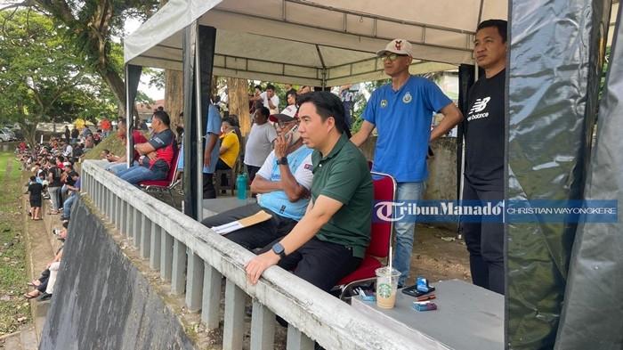 LIGA 4 SULUT - Bupati Kabupaten Kepulauan Sangihe Michael Tungari memberikan dukungan dari pinggir lapangan kepada tim Puma FC Rabu (1/4/2026). Michael Tungari juga berpesan kepada para pemain Puma FC untuk nantinya bertarung di enam besar Liga 4 Piala Gubernur Sulut.