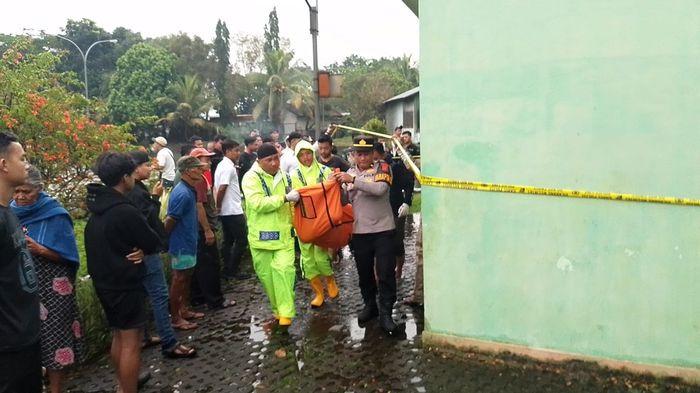 PENEMUAN MAYAT PRIA - Tim Inafis Satreskrim Polres Tasikmalaya Kota mengevakuasi jenazah pria yang ditemukan di dalam kamar mandi Taman Dadaha, Kota Tasikmalaya, Rabu (1/4/2026).