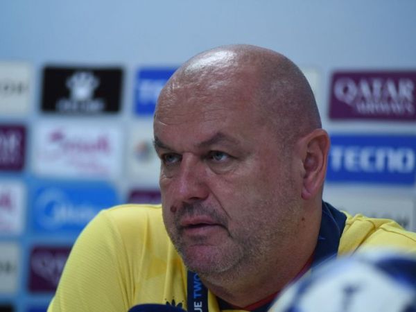 Pelatih Persib Bandung, Bojan Hodak dalam konferensi pers usai kalah telak di markas Ratchaburi FC pada Kamis (12/2/2026) malam WIB