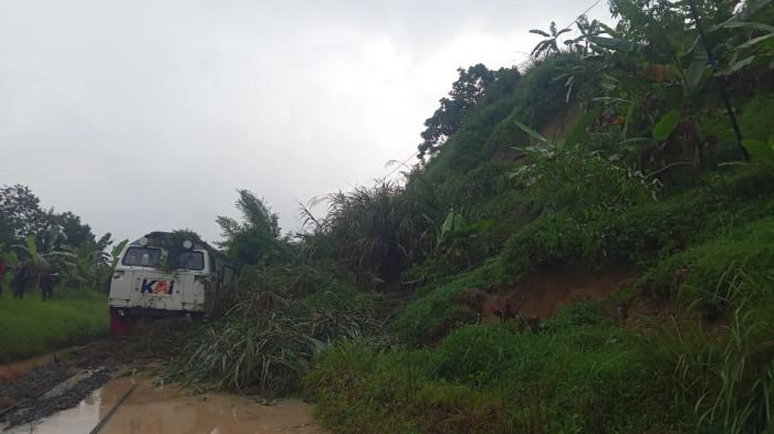 TERDAMPAK LONGSOR - Situasi saat petugas mencoba membersihkan material longsoran di jalur rel di KM 142+8/9 petak jalan Maswati–Sasaksaat, Kabupaten Bandung Barat, Rabu (1/4/2026) pada pukul 14.53 WIB. Hal itu menyebabkan keberangkatan Kereta Api (KA) Serayu relasi Pasarsenen - Purwokerto dari Stasiun Pasarsenen dibatalkan sebagian.