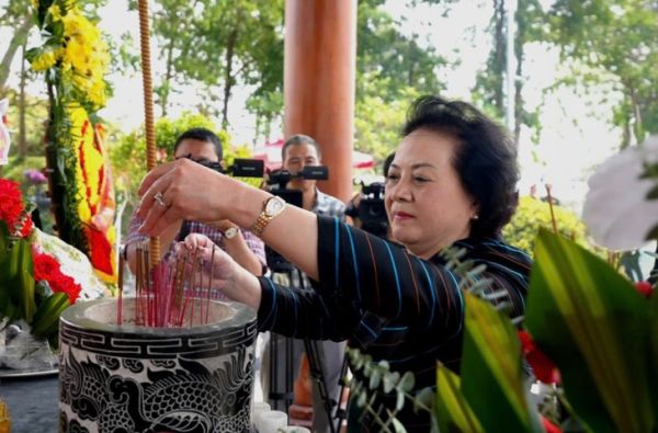 Phó thủ tướng Phạm Thị Thanh Trà tri ân liệt sĩ tại nhiều ‘địa chỉ đỏ’ ở Quảng Trị - Ảnh 1.