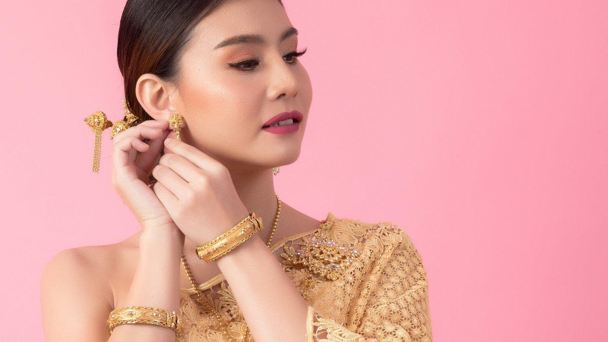 Ilustrasi Wanita Memakai Banyak Aksesoris