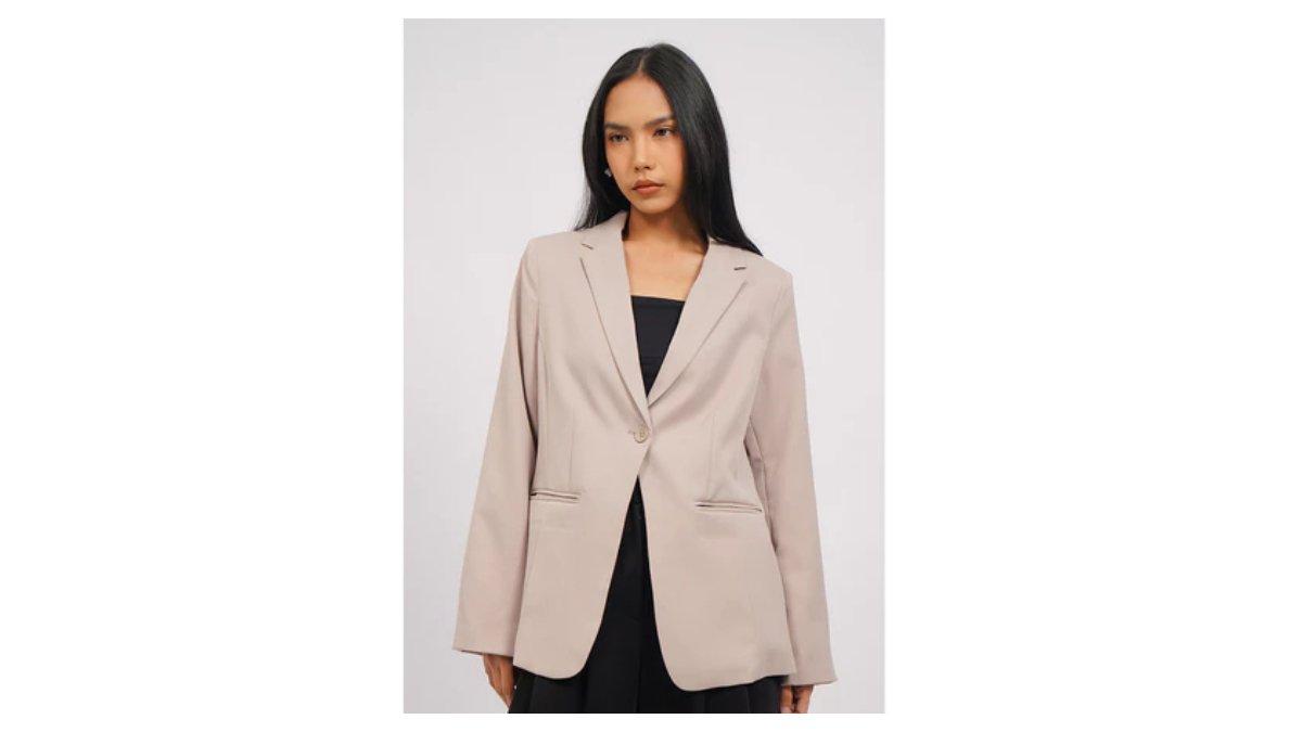 Ilustrasi rekomendasi Executive Ruched Sleeves Blazer untuk kerja kantoran
