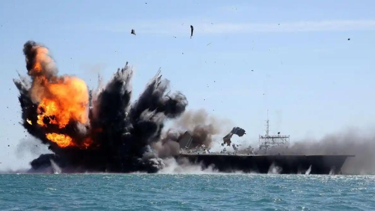 IRAN VS AS-ISRAEL - Garda Revolusi Iran menyerang kapal angkatan laut dalam latihan militer di Selat Hormuz, 25 Februari 2015. Ketegangan Amerika Serikat-Iran meningkat, seiring 10 kapal perang AS mengepung Iran pada akhir Januari 2026.
