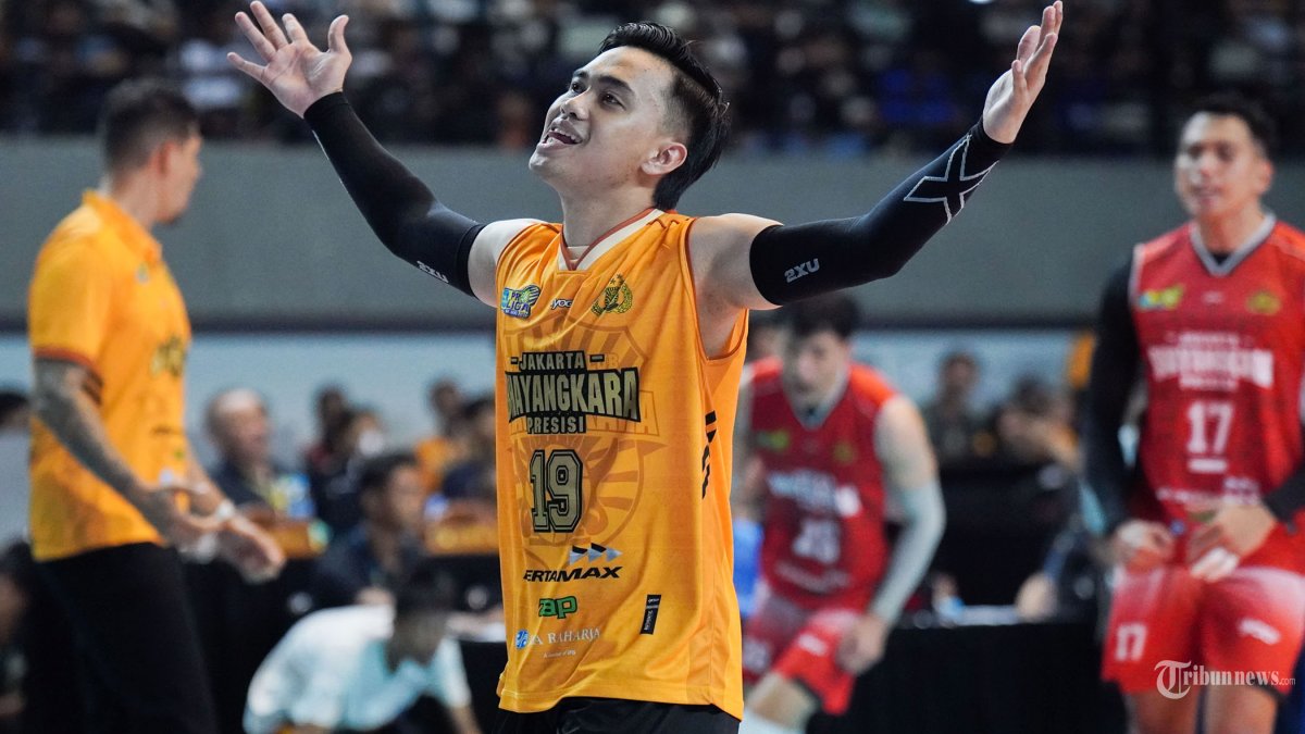 PROLIGA 2025 - Pevoli Bhayangkara Presisi, Fahreza Rakha Abhinaya berselebrasi setelah mendapatkan poin saat melawan tim voli putra LavAni dalam Grand Final Proliga 2025 di Gor Amongrogo, Yogyakarta pada Minggu (11/5/2025). Bhayangkara Presisi keluar sebagai juara Proliga 2025 setelah mengalahkan LavAni dengan skor 3-3 (19-25,23-25,25-22, 25-22,15-9) di laga grand final. Tribun Solo/Muhammad Nursina