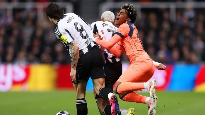 DILANGGAR - Winger Barcelona, Lamine Yamal (kanan) mendapatkan ganjalan dari dua pemain Newcastle United pada laga leg 1 16 Besar Liga Champions 2025/2026 di St James Park Stadium, Inggris, Rabu (11/3) dini hari WIB.