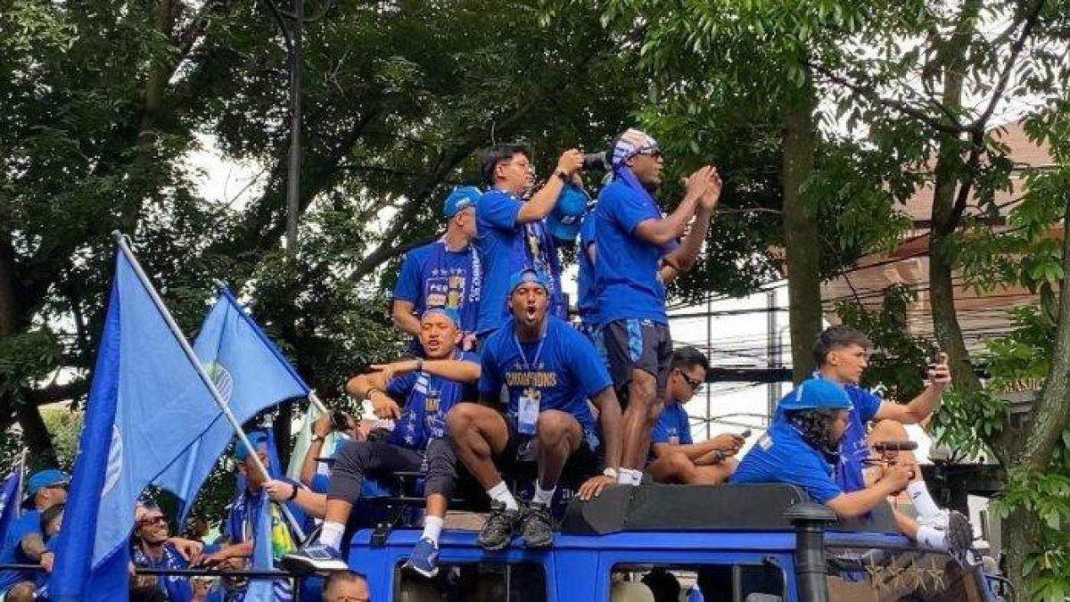 BONUS 2 MILIAR - Konvoi Persib Juara di Balai Kota Bandung, Minggu (25/5/2025).