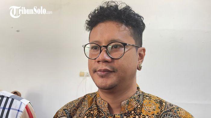 UNGKAP KRONOLOGI - Panji Sukma mengungkapkan kronologi awal perkenalan dengan perempuan berinisial SS yang melaporkan dugaan kekerasan seksual ke Polres Sukoharjo, Rabu (1/4/2026). Ia mengaku terkejut dengan narasi yang menyebut dirinya sebagai sosok guru bagi pelapor.