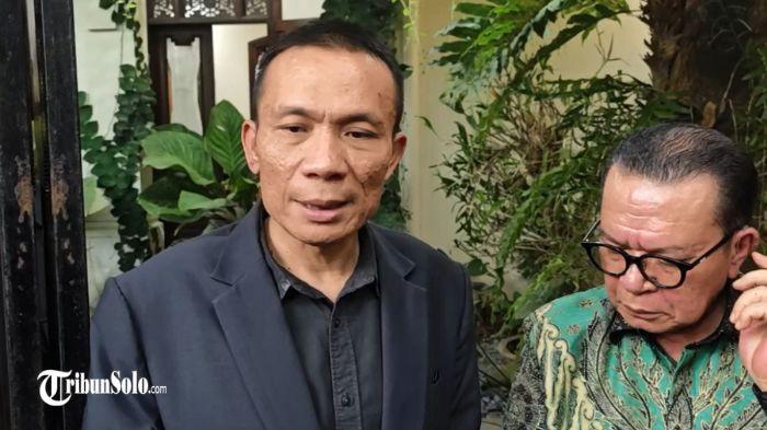 DATANGI JOKOWI - Ahli digital forensik Rismon Sianipar mendatangi rumah Presiden ke-7 Indonesia, Joko Widodo (Jokowi), di Sumber, Solo, Rabu (12/3) sore. Rismon merupakan tersangka dalam kasus tudingan ijazah palsu Jokowi yang tengah bergulir di Polda Metro Jaya (PMJ).