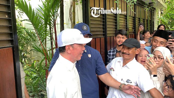 TINGGALKAN KEDIAMAN - Presiden ke-7 RI Jokowi saat meninggalkan kediaman Sumber, Solo, Jawa Tengah, Rabu (25/3/2026). Kabarnya Jokowi akan mengikuti acara halalbihalal keluarga besar di rumah pensiunannya di Colomadu, Karanganyar bersama Wapres RI Gibran Rakabuming Raka.