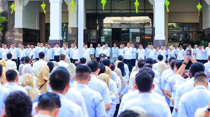 EFISIENSI - Suasana apel ASN Pemprov Jatim di Surabaya, beberapa waktu lalu. Pemerintah Provinsi Jawa Timur mengambil langkah antisipatif dengan menerapkan kebijakan efisiensi energi secara menyeluruh, termasuk sistem kerja Work From Home (WFH) bagi aparatur sipil negara (ASN).