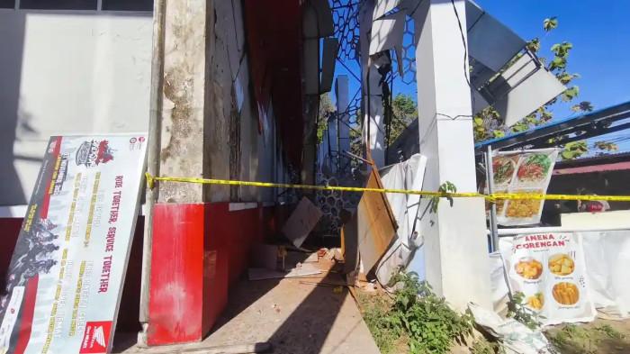 DAMPAK GEMPA DI MANADO - Gempa bumi berkekuatan magnitudo 7,6.yang mengguncang Kota Manado, Kamis (2/3/2026), memakan korban jiwa. Seorang lansia dilaporkan meninggal dunia setelah tertimpa aksesori bangunan di kompleks Kantor KONI Sulawesi Utara (Sulut).