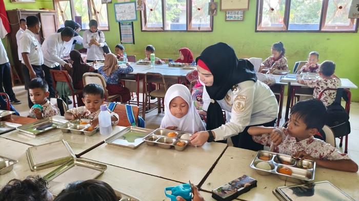 TINJAU PROGRAM MBG - Wakil Bupati Bangka Selatan, Debby Vita Dewi ketika melakukan peninjauan program MBG di SD Negeri 5 Tiram, Kamis (2/4/2026). Dalam kegiatan tersebut pemerintah daerah memperkuat pengawasan guna memastikan kualitas dan ketepatan sasaran.
