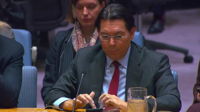 MAIN GAWAIDuta Besar Israel untuk PBB Danny Danon sibuk main gawai.