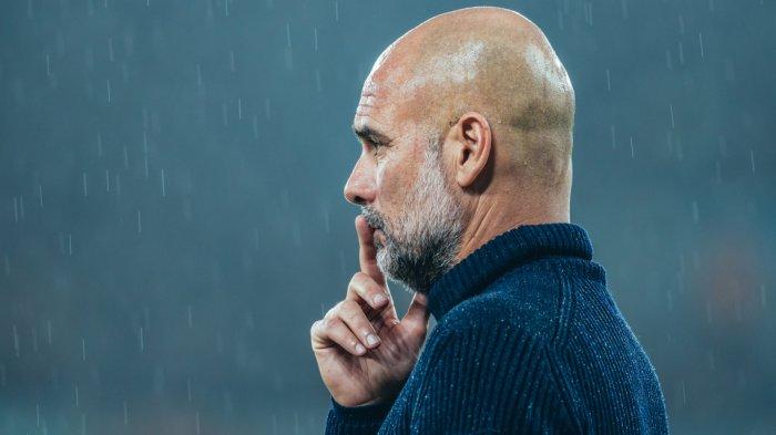 GUARDIOLA - Pelatih Manchester City Pep Guardiola memantau permainan anak asuhnya dalam pertandingan Liga Inggris 2024/2025.