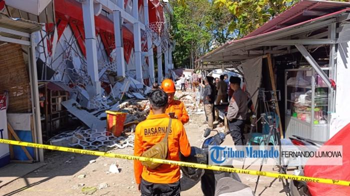 BANGUNAN RUNTUH - Reruntuhan aksesoris gedung Hall B GOR RW Mongisidi Manado akibat gempa magnitudo 7,6, Kamis, 2 April 2026 pagi, sekitar pukul 06.48 WITA. Seorang lansia bernama Deitje Lahia (70) meninggal dunia akibat tertimpa reruntuhan bangunan tersebut.