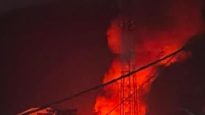 KERICUHAN DI DOGIYAI - Sebuah bangunan terbakar saat kericuhan di sekitar Mapolres Dogiyai, Kabupaten Dogiyai, Papua Tengah, pada Selasa (31/3/2026) malam.