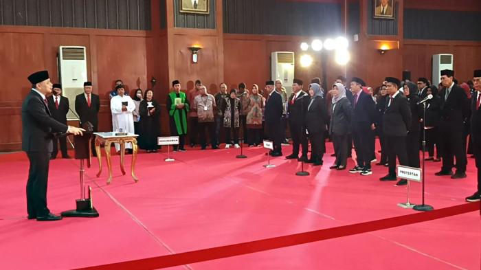ROTASI PEJABAT - Wali Kota Surabaya, Eri Cahyadi, melakukan mutasi dan rotasi pejabat di lingkungan Pemerintah Kota Surabaya, Jawa Timur, Kamis (2/4/2026). Tercatat ada tujuh pejabat eselon II yang dilantik dan digeser jabatannya dari total sekitar 70 pejabat yang mengalami rotasi, mulai dari pejabat struktural hingga staf.