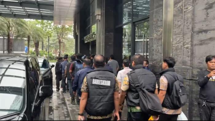 KASUS FRAU DSI - Penyidik Dittipideksus Bareskrim Polri melakukan penggeledahan di kantor PT Dana Syariah Indonesia (DSI) di kawasan Jakarta Selatan, Jumat (23/1/2026). Penyidik terlihat membawa sejumlah dokumen hingga printer sebelum penggeledahan itu