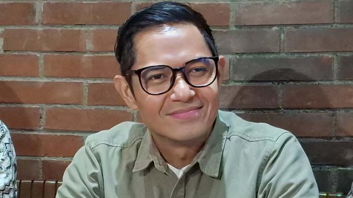 DUDE KLARIFIKASI DSI - Dude Harlino sebagai mantan brand ambassador DSI memberikan klarifikasi usai namanya ikut terseret dalam masalah gagal bayar, dan memastikan siap bantu nasabah. Dude Harlino ditemui di kawasan Tebet Jakarta Selatan, Rabu (10/12/2025).