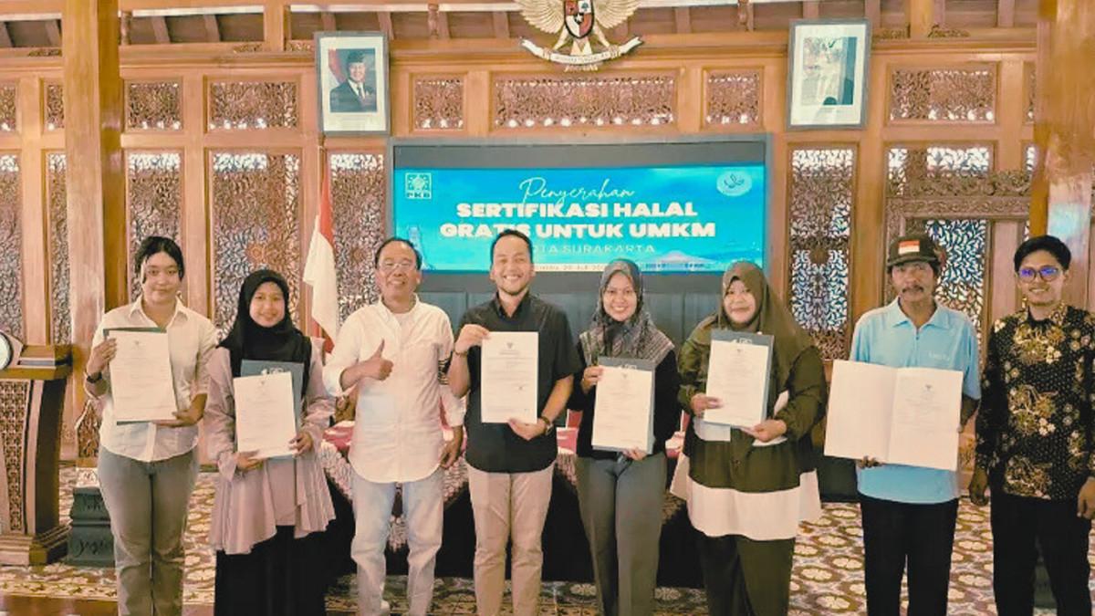 KABAR SOLO - Wali kota Solo Respati Ardi memberikan sertifikat halal secara simbolis bagi pelaku usaha.