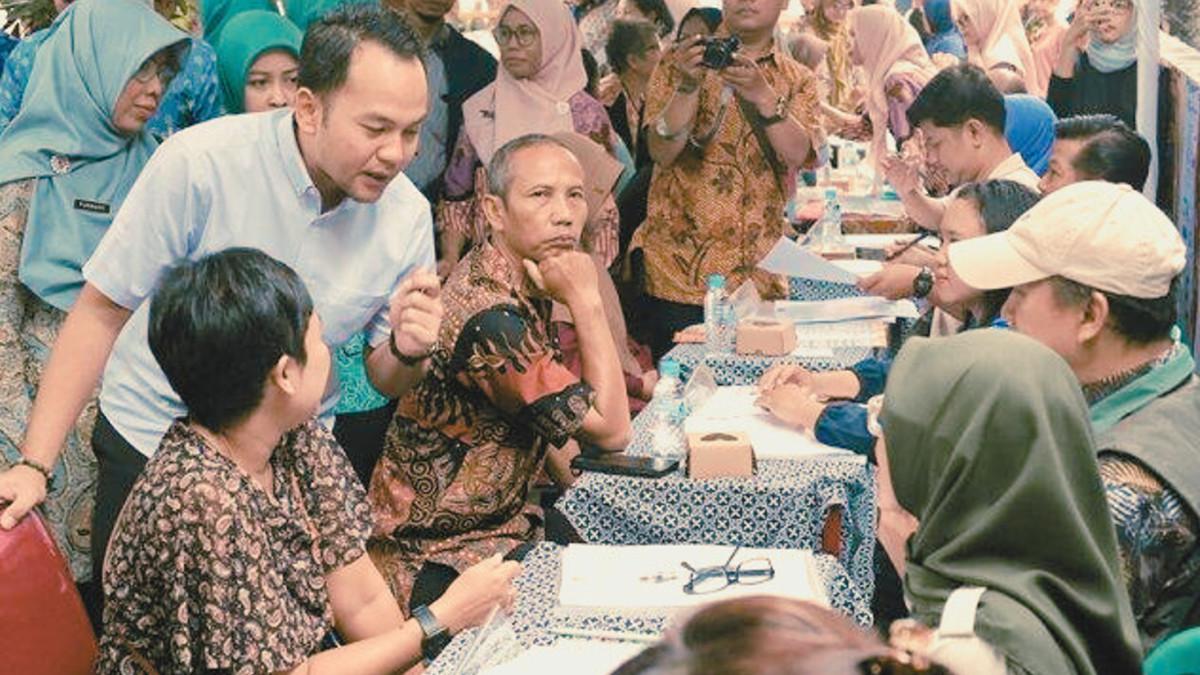 KABAR SOLO - Wali Kota Solo Respati Ardi saat menemui langsung warganya yang menerima pelayanan publik.