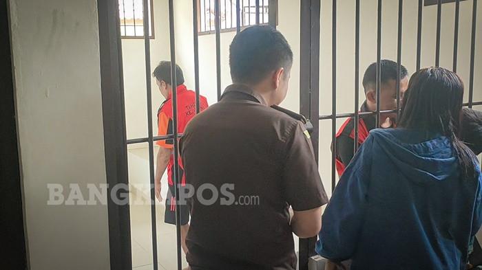 DIGIRING PETUGAS -- Sejumlah tersangka tindak pidana kriminalitas ketika digiring petugas untuk menjalani pemeriksaan di Kejaksaan Negeri Bangka Selatan, Kamis (2/4/2026). Mereka dilakukan pemeriksaan setelah dilakukan pelimpahan dari penyidik Polres Bangka Selatan.