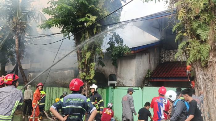 KRONOLOGI KEBAKARAN SEKOLAH - Kebakaran yang melanda SMPN 2 Samarinda pada Rabu, (01/4/2026) sore terjadi tak lama setelah aktivitas belajar mengajar berakhir. (TRIBUNKALTIM.CO/GREGORIUS AGUNG SALMON)