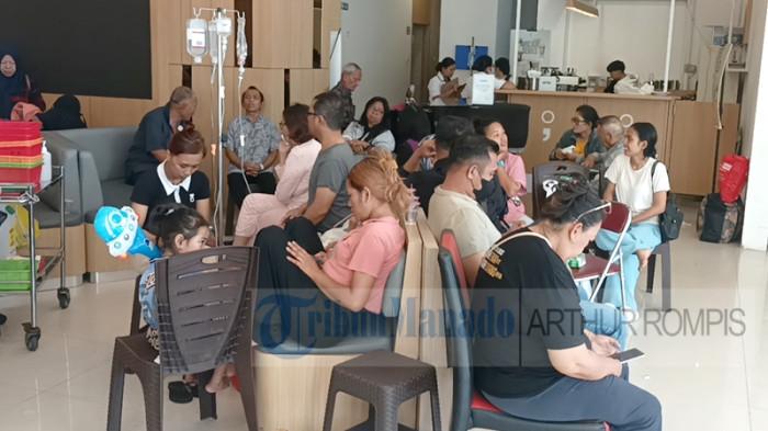 DAMPAK GEMPA SULUT - Suasana lobby RS Siloam Manado yang dipenuhi pasien. Gempa bumi berskala 7,6 skala richter menghantam Kota Manado dan sekitarnya, Kamis (2/4/2026). Atmini, satu dari sekian pasien RS Siloam yang dievakuasi saat gempa.